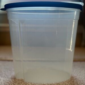Vintage Rubbermaid Cereal Keeper 9.5” Press Center To Close Lid Blue Ring USA